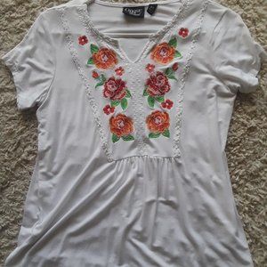Beall's Outlet White Floral Embroidered SP Top
